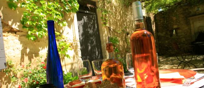 boutilles de rosés dans une cour ensoleillée