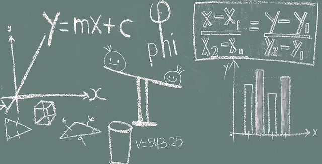 Formules mathématique ou physique sur un tableau vert