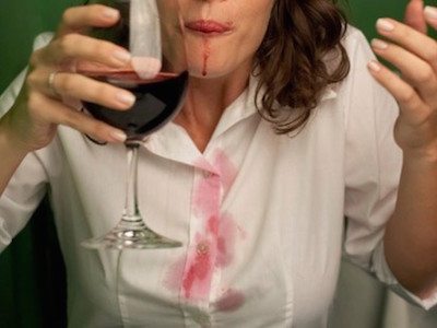 cracher du vin correctement pour éviter la tâche