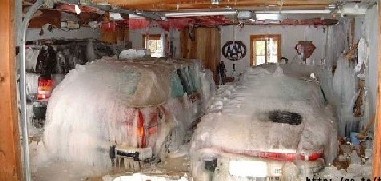 Un garage souterrain gelé avec deux voitures