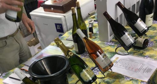 Stand exposant ses vins sur un petit salon