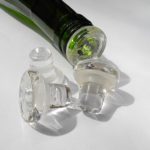 Bouchons en verre sur une bouteille de vin