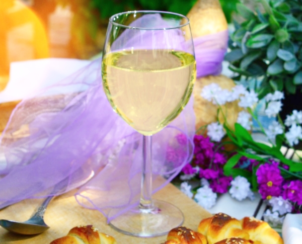 Fête de printemps - verre de vin blanc