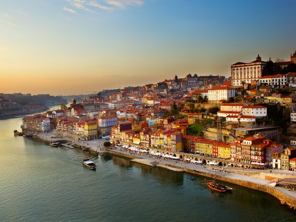 Vue du ciel sur la ville de Porto et son port