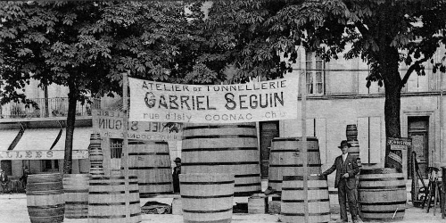 Photo noir et blanc d'une échoppe de tonnelier dans la rue à Cognac