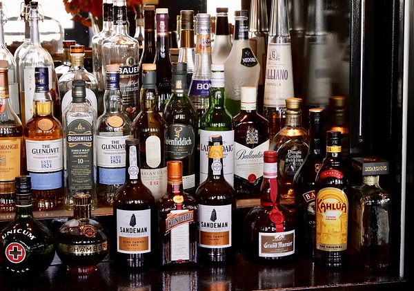 ensemble de bouteilles d'alcool dans un bar