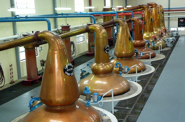 Alambics en série dans une grande distillerie de whisky