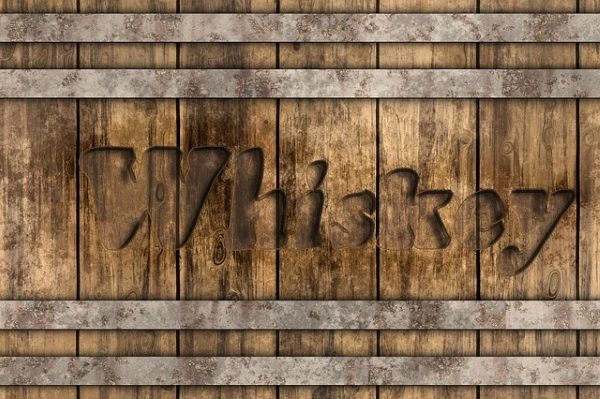 le mot whisky est écris sur un fut en bois