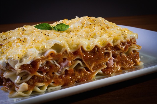 un plat de lasagnes italiennes faites maison.