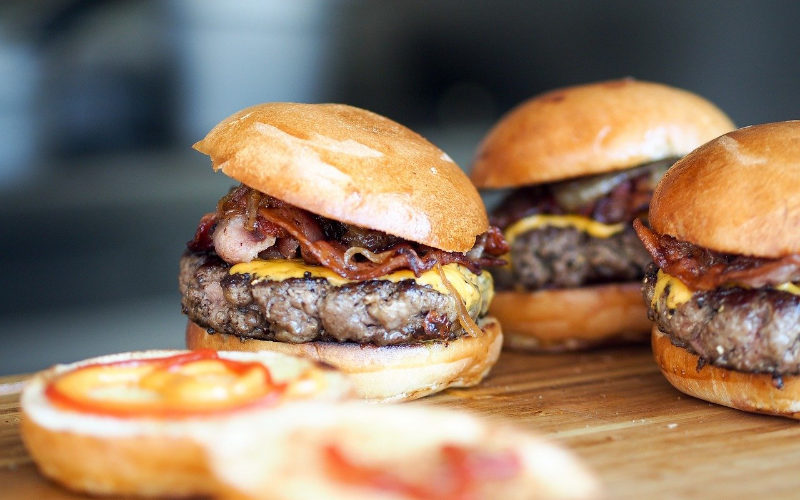 Un cheeseburger avec du bacon et de la sauce barbecue