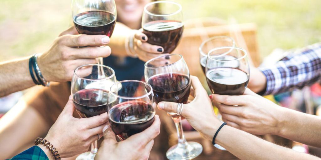 Trinquer entre amis à la campagne avec des verres de vin