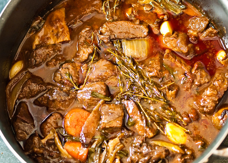 cocotte de mijoté de boeuf bourguignon avec vin de bourgogne