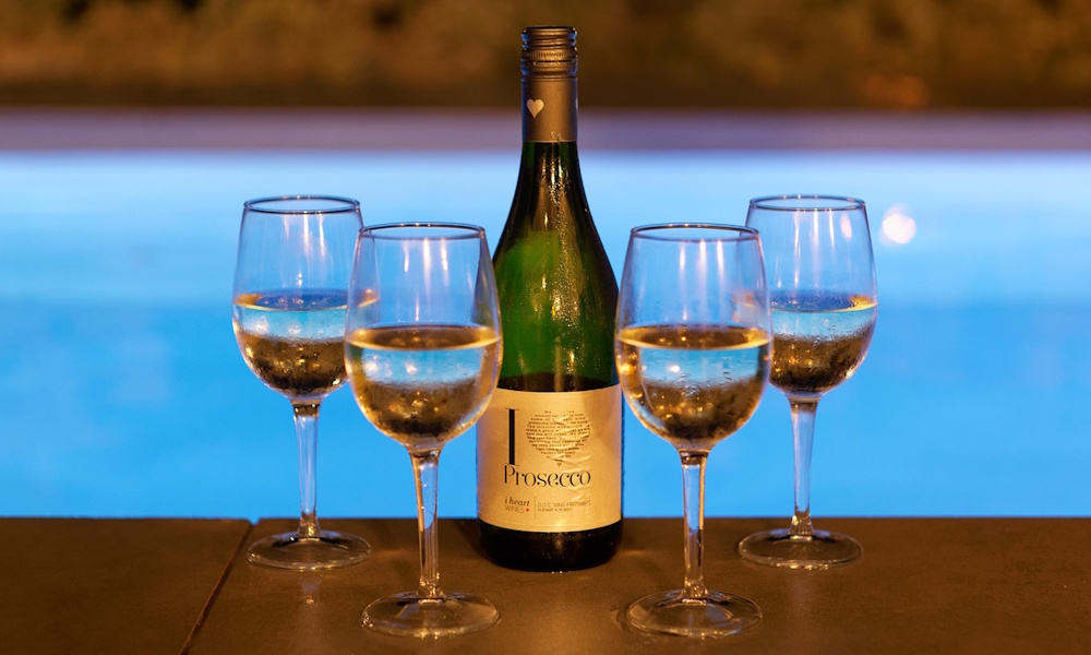 Prosecco au bord de la piscine